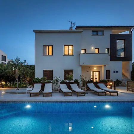 Appartamento Traumhaftes Nur 100 Meter Zum Mit Jacuzzi, Meerblick, Salzwasserpool Funtana