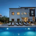 Daire Traumhaftes Nur 100 Meter Zum Mit Jacuzzi, Meerblick, Salzwasserpool Funtana