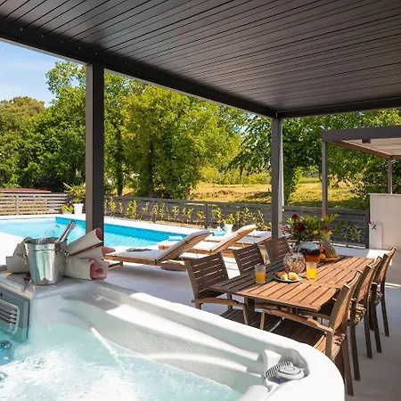 Traumhaftes Nur 100 Meter Zum Mit Jacuzzi, Meerblick, Salzwasserpool