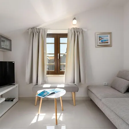 Traumhaftes Nur 100 Meter Zum Mit Jacuzzi, Meerblick, Salzwasserpool Apartment Funtana