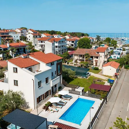 Apartment Traumhaftes Nur 100 Meter Zum Mit Jacuzzi, Meerblick, Salzwasserpool Funtana