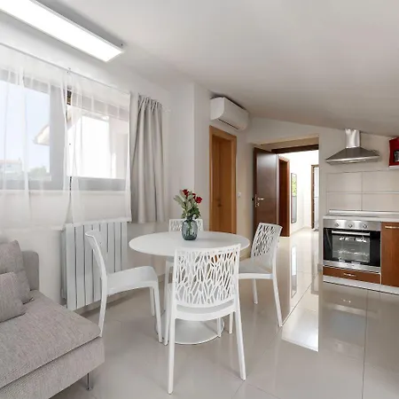 Apartment Traumhaftes Nur 100 Meter Zum Mit Jacuzzi, Meerblick, Salzwasserpool Funtana
