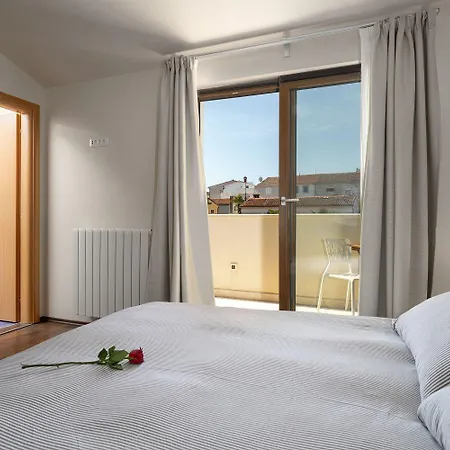 Apartment Traumhaftes Nur 100 Meter Zum Mit Jacuzzi, Meerblick, Salzwasserpool *