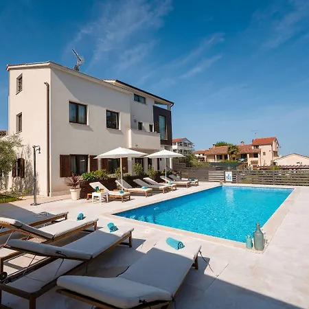 Apartment Traumhaftes Nur 100 Meter Zum Mit Jacuzzi, Meerblick, Salzwasserpool Funtana