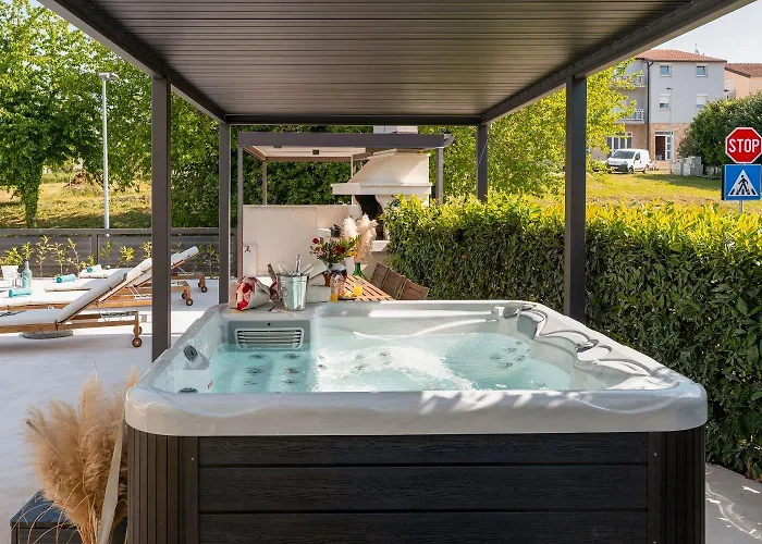 Traumhaftes Nur 100 Meter Zum Mit Jacuzzi, Meerblick, Salzwasserpool * Funtana